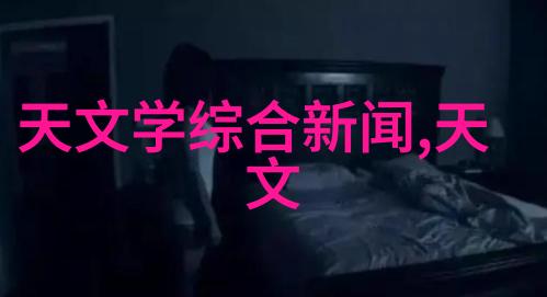 夏日厨房里美的智能对开门冰箱热销中家人忙碌地挑选食材而这款玻璃面板设计的冰箱以其高效冷藏功能深受欢迎